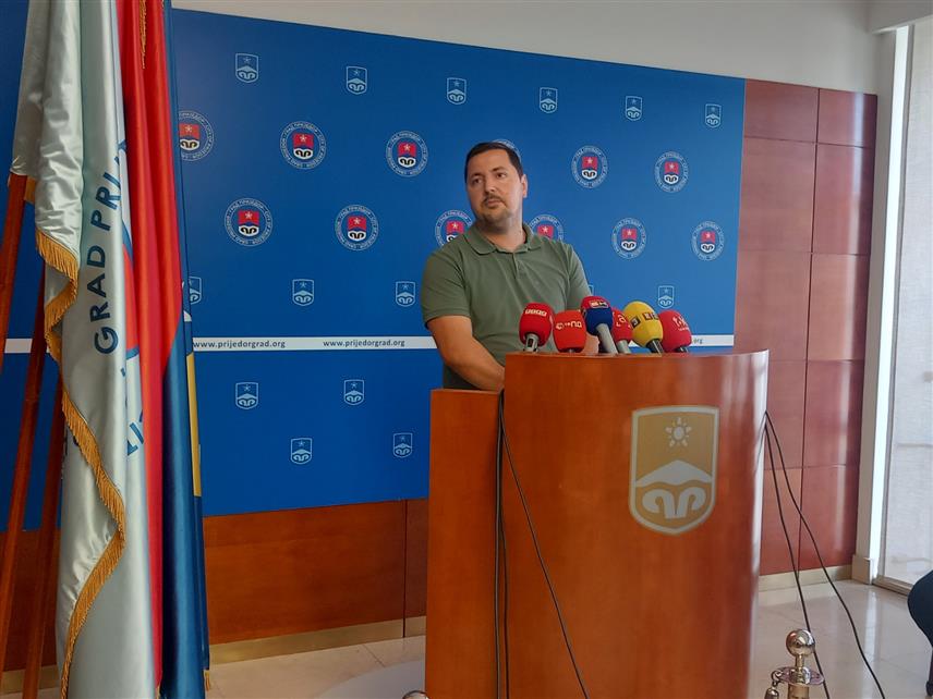 ПРИЈЕДОР, 19. МАЈА /СРНА/ - Вршилац дужности начелника Одјељења за саобраћај, комуналне послове и заштиту животне средине и имовинско-стамбене послове Александар Шобот на конференцији за новинаре у Приједору.