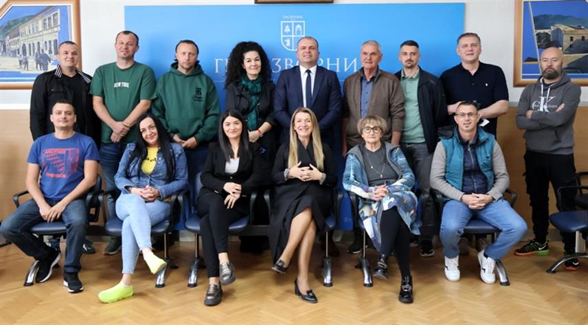 ЗВОРНИК, 19. МАЈА /СРНА/ - Зворнички градоначелник Бојан Ивановић организовао је данас пријеме за стријелце противградне заштите, добровољне даваоце крви, Вуковце средњих школа и новинаре, поводом 21. маја - Дана града и 615 година постојања Зворника, уручивши им пригодне поклоне уз исказано поштовање за постигнуте резултате у областима којима се баве.
