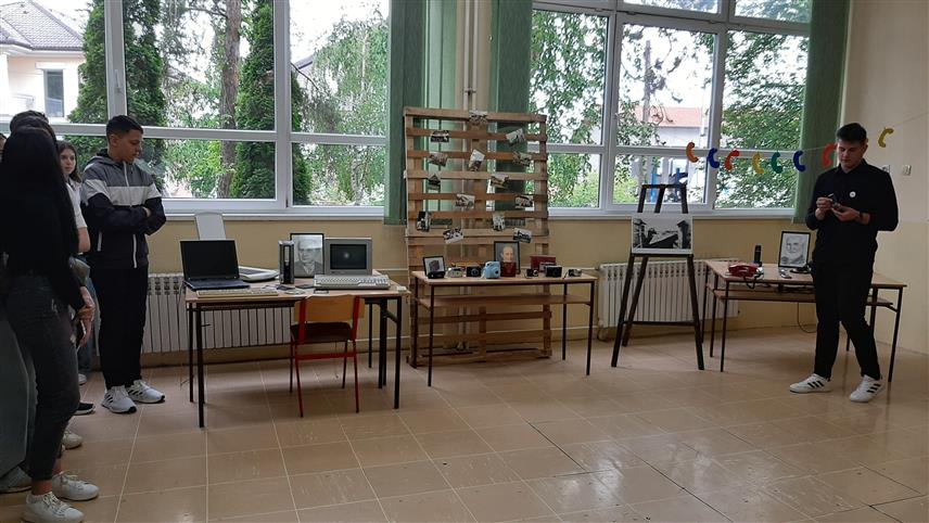ПРЊАВОР, 19. МАЈА /СРНА/ - Гимназија у Прњавору организовала је данас Дан отворених врата за све заинтересоване основце, ученике завршних разреда, којима су представљени рад школских секција и ваннаставне активности ове средње школе.