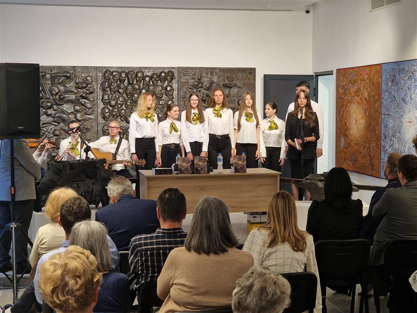 ИСТОЧНА ИЛИЏА, 19. МАЈА /СРНА/ - У Источној Илиџи вечерас је промовисан роман "Дјеца коју није волио свијет", аутора Бојана Вегаре, који кроз 57 прича из угла дванаестогодишњака описује ратна дешавања у мјесту Хаџићи код Сарајева.