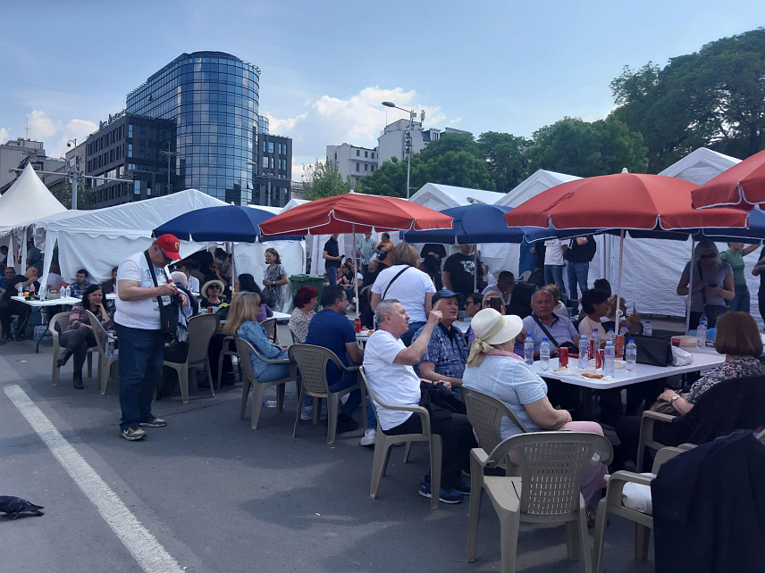 БЕОГРАД, 1. МАЈА /СРНА/ - Првомајски протест у организацији студената у блокади и пет синдиката одржан је данас у присуству више хиљада грађана испред Владе Србије. Истовремено, на платоу испред Скупштине Србије и у Пионирском парку, празник рада, уз музику и роштиљ, прославили су студенти који се противе блокадама факултета и грађани који их подржавају.	
