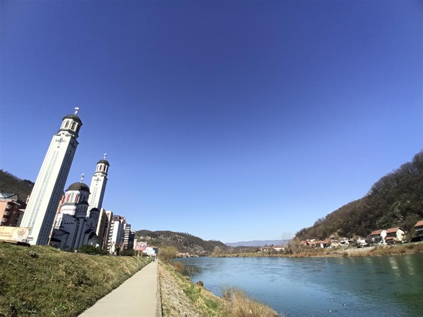 ЗВОРНИК, 1. МАЈА /СРНА/ - Првомајско јутро у Зворнику пролази без организованог уранка који се традиционално одржавао на Градској плажи, гдје је дошло тек неколико излетника који врше припреме за дневни боравак уз роштиљ.