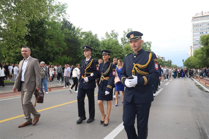 БАЊАЛУКА, 20. МАЈА /СРНА/ - Прва генерација матураната Средње школе унутрашњих послова окупила се вечерас испред Храма Христа Спаситеља у Бањалци како би обиљежила крај школовања. /Фото - Борислав Здриња/