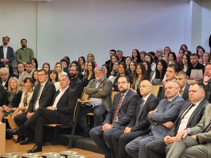 ПАЛЕ, 21. МАЈА /СРНА/ - Предсједник Владе Републике Српске Радован Вишковић и министар за научнотехнолошки развој и високо образовање Српске Жељко Будимир присуствују свечаној академији поводом Дана и крсне славе Филозофског факултета Универзитета у Источном Сарајеву - Светог Јована Богослова.