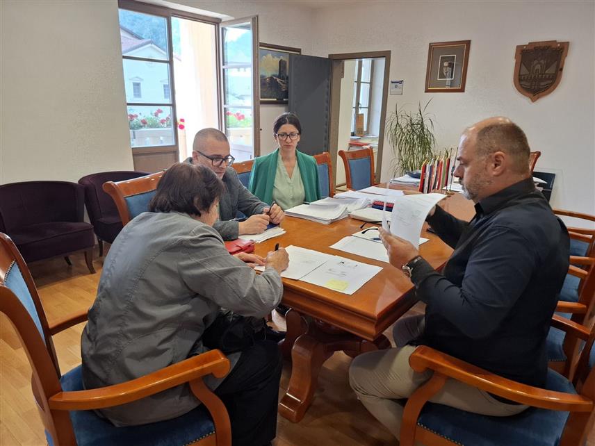 ВИШЕГРАД, 21. МАЈА /СРНА/ - У општини Вишеград данас су обновљени уговори са 40 корисника станова у згради за социјално становање у насељу Калате, која је саграђена у оквиру пројекта затварања колективних центара и алтернативног смјештаја.