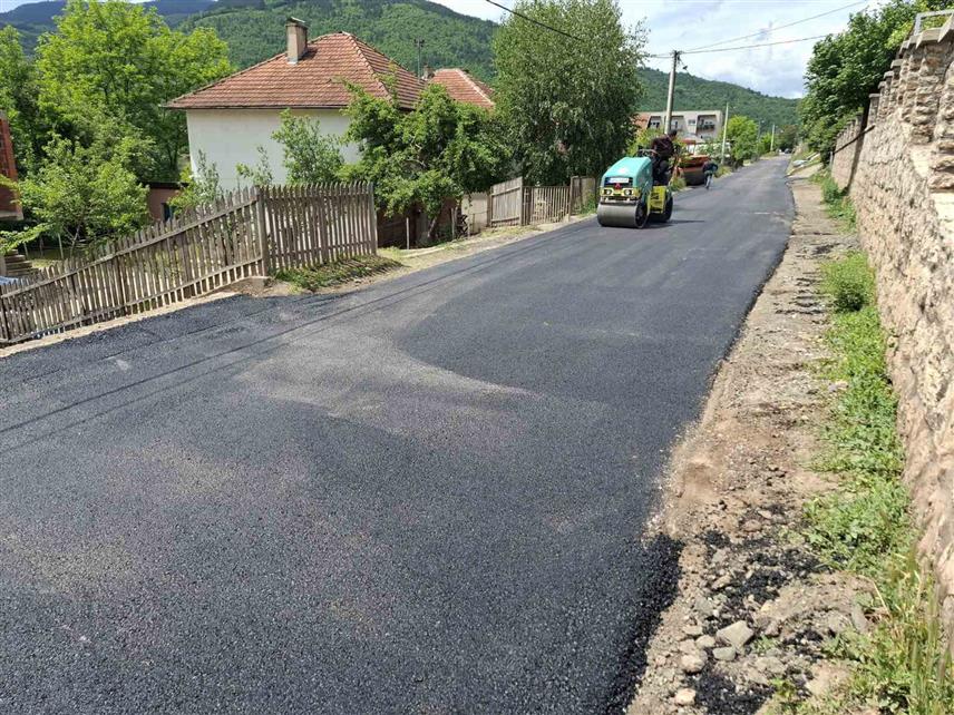 ВИШЕГРАД, 21. МАЈА /СРНА/ – У општини Вишеград почело је асфалтирање регионалног пута у дужини од 2.500 метара од насеља Сасе до Новог моста, вриједности око 600.000 КМ, речено је Срни из предузећа "Путеви Српске", финансијер пројекта.