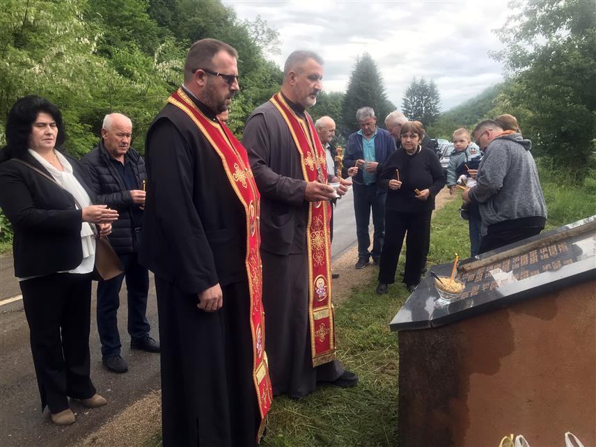 МИЛИЋИ, 21. МАЈА /СРНА/ - У насељу Жутица у Милићима обиљежене су 33 године од страдања осам српских бораца и цивила, које су на данашњи дан 1992. године из засједе убили припадници муслиманских паравојних снага на регионалном путу Милићи-Сребреница.