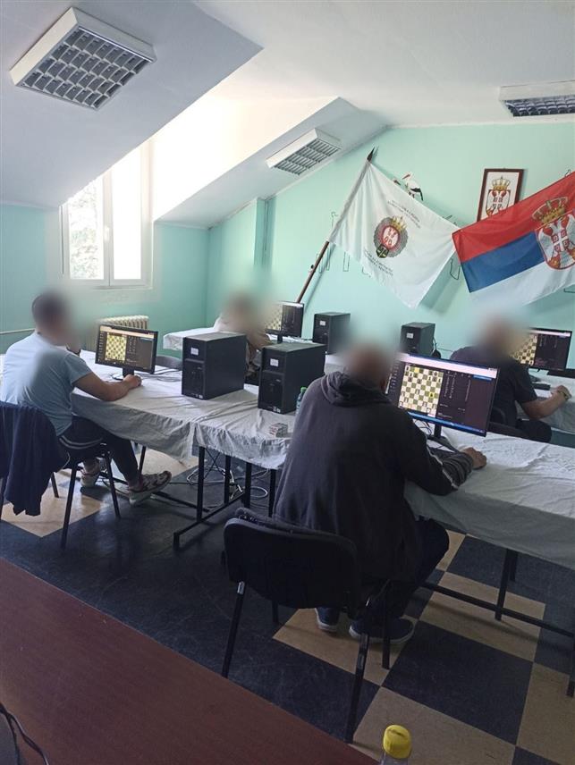 БЕОГРАД, 21. МАЈА /СРНА/ - Осуђеници из Казнено-поправног завода Падинска скела у Београду освојили су прво мјесто на Првом првенству Европе у онлајн шаху за лица лишена слободе, док су осуђеници пожаревачког затвора Забела били четврти.