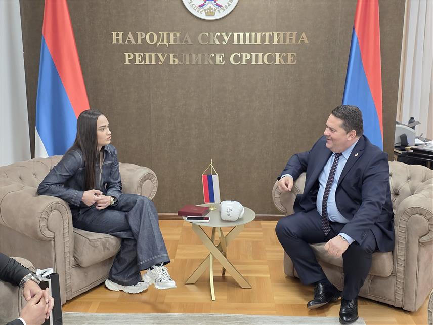 БАЊАЛУКА, 21. МАЈА /СРНА/ - Предсједник Народне скупштине Републике Српске Ненад Стевандић истакао је да Сара Ћирковић која је недавно освојила ИБА професионалну титулу првака свијета у боксу својим талентом, упорношћу и достојанственим представљањем Републике Српске заслужује највише поштовање.