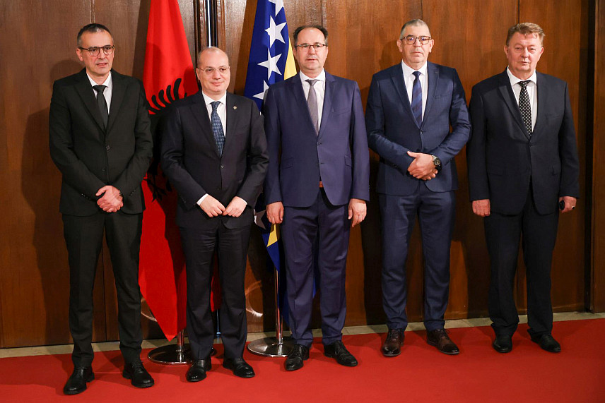 САРАЈЕВО, 21. МАЈА /СРНА/ - Чланови делегације Парламентарне скупштине БиХ разговарали су данас у Сарајеву са министром за европске и спољне послове Албаније Иглијем Хасанијем о потреби отварања директне авионске линије између БиХ и Албаније, као и заједничког рада на унапређењу путне инфраструктуре.