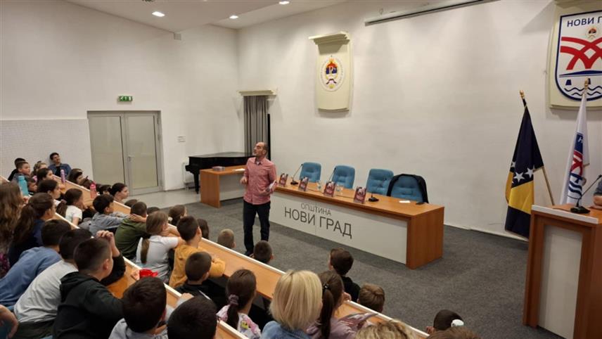 НОВИ ГРАД, 21. МАЈА /СРНА/ - У Народној библиотеци у Новом Граду данас је на књижевном часу представљен кратки роман за дјецу "Библиотечке мачке спавају наглавачке" аутора Берислава Благојевића из Бањалуке.