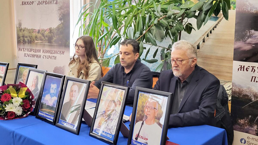 ДЕРВЕНТА, 21. МАЈА /СРНА/ - Поетски дан у знак сјећања на преминуле пјеснике данас је у Дервенти организовао српски књижевни клуб "Вихор".