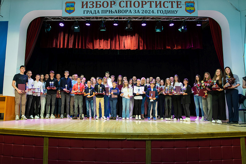 ПРЊАВОР, 21. МАЈА /СРНА/ - Манифестација "Избор спортисте године" одржана је у Центру за културу и туризам у Прњавору, у више категорија проглашени су најуспјешнији спортисти и екипе у прошлој години и додијељена посебна спортска признања.