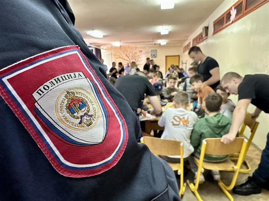 БАЊАЛУКА, 22. МАЈА /СРНА/ - Школски полицајац увијек је на располагању ученицима, који могу да му се обрате кад год имају неки проблем, али и уколико уоче да неко из њиховог окружења трпи насиље, речено је данас на предавању у бањалучкој Основној школи "Доситеј Обрадовић".