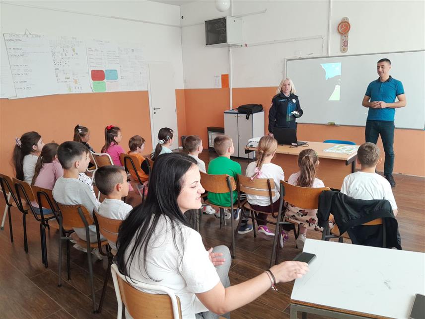 РИБНИК, 22. МАЈА /СРНА/ - Службеници Полицијске управе Мркоњић Град данас су у Основној школи "Десанка Максимовић" у Рибнику за ученике других разреда, поводом Међународног дана нестале дјеце, одржали предавање чији је циљ упознавање основаца о безбједном кретању од куће до школе.