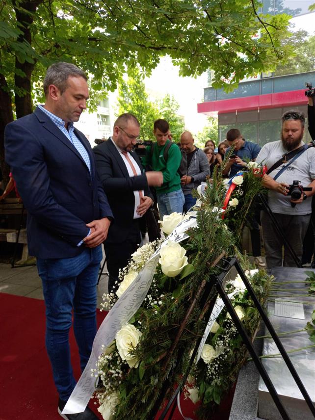 БАЊАЛУКА, 22. МАЈА /СРНА/ - Вијенце и цвијеће на Спомен-обиљежју "Живот" положили су изасланици предсједника Републике Српске, Министарства рада и борачко-инвалидске заштите Републике Српске, Конзулата Србије, посланици Народне скупштине Републике Српске, представници борачких невладиних организација, учесници марша "12 километара за 12 звјездица" из Осјечине код Добоја, те бројни други представници политичког и јавног живота.