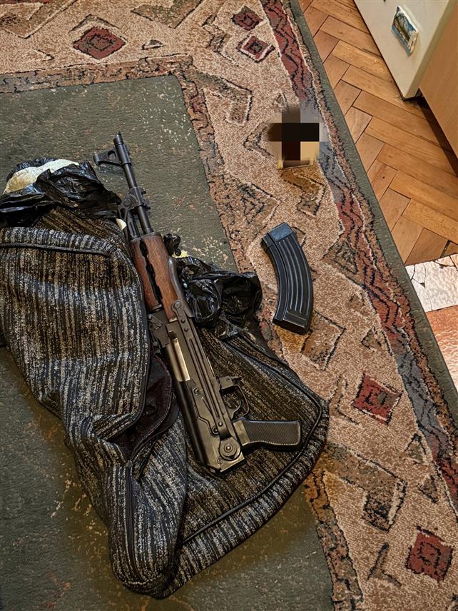 БИЈЕЉИНА, 22. МАЈА /СРНА/ - У Бијељини је ухапшено лице чији су иницијали А.А. код кога је пронађен екстази и оружје.