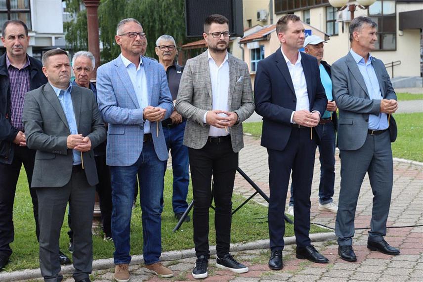 УГЉЕВИК, 22. МАЈА /СРНА/ - Служењем помена погинулим борцима Војске Републике Српске /ВРС/, прислуживањем свијећа и полагањем цвијећа испред централног спомен-обиљежја на којем су исписана имена 301 јунака протеклог рата подмајевичког краја данас су на Градском тргу у Угљевику обиљежене 33 године од формирања Прве мајевичке бригаде.