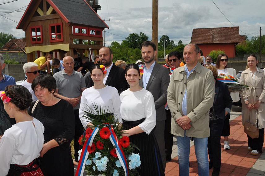 ПРИЈЕДОР, 22. МАЈА / СРНА/ - Градоначелник Приједора Слободан Јавор присуствовао је данас обиљежавању славе храма Светог оца Николаја у Горњем Петровом Гају, те помену и парастосу борцима страдалим у Одбрамбено-отаџбинском рату.