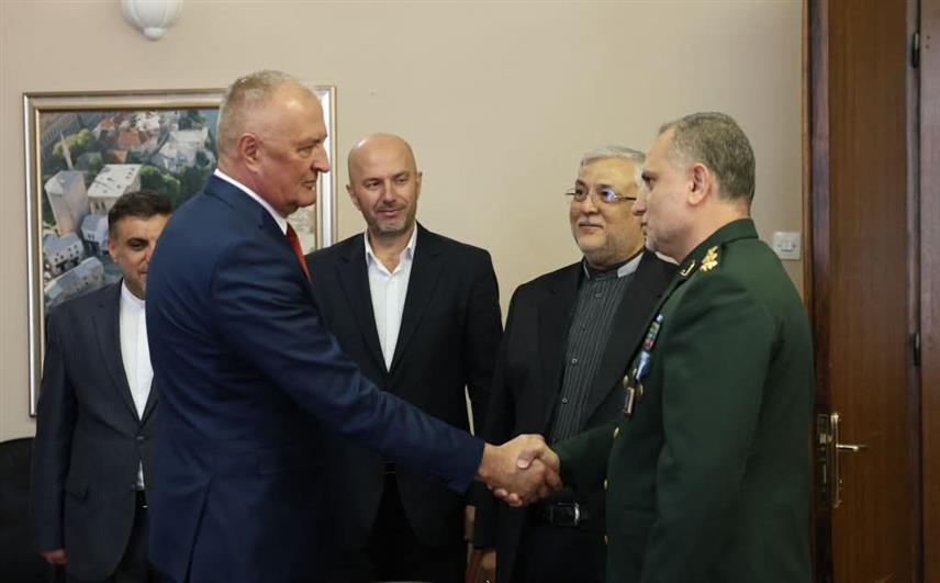 САРАЈЕВО, 22. МАЈА /СРНА/ - Министар одбране у Савјету министара Зукан Хелез на јучерашњем састанку са нерезидентним војним аташеом Исламске Републике Иран у Сарајеву.