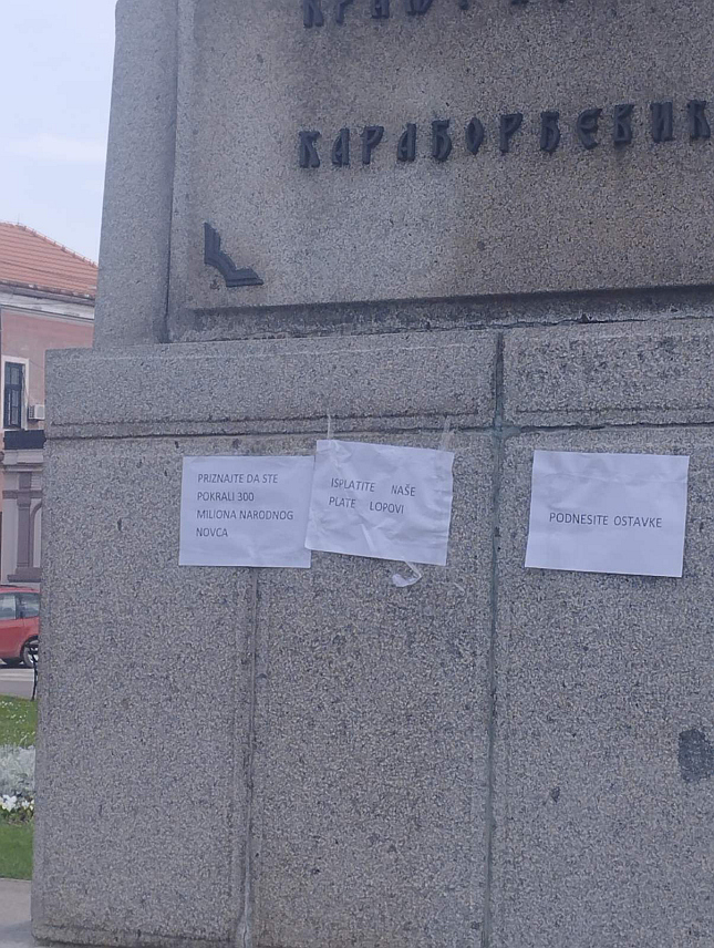 БАЊАЛУКА, 22. МАЈА /СРНА/ - У центру Бијељине осванули су плакати на којима пише: "Признајте да сте покрали 300 милиона народног новца", "Исплатите наше плате, лопови" и "Поднесите оставке", поводом блокаде жиро рачуна Града Бијељина од стране Пореске управе Републике Српске.