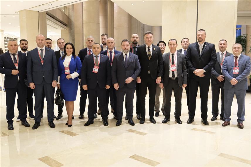 НИНГБОУ, 22. МАЈА /СРНА/ - Замјеник предсједавајуће Савјета министара Сташа Кошарац одржао је у кинеском граду Нингбоу радни састанак са градоначелницима Лакташа Мирославом Бојићем и Tребиња Мирком Ћурићем, начелницима Брода Миланом Зечевићем и Језера Снежаном Ружичић, амбасадором БиХ у Кини Синишом Берјаном и делегацијом Инвестиционо-развојне банке /ИРБ/ Републике Српске.