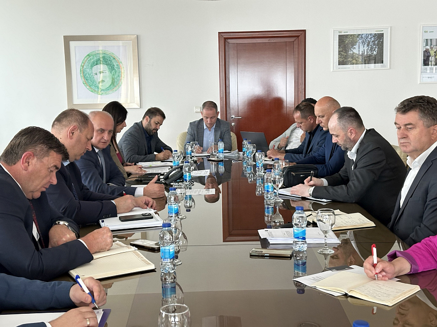 БАЊАЛУКА, 22. МАЈА /СРНА/ - Радни састанак у Бањалуци министра енергетике и рударства Републике Српске Петра Ђокића са руководством "Електропривреде Републике Српске", Рудником и термоелектраном /РиТЕ/ Угљевик и РиТЕ Гацко.