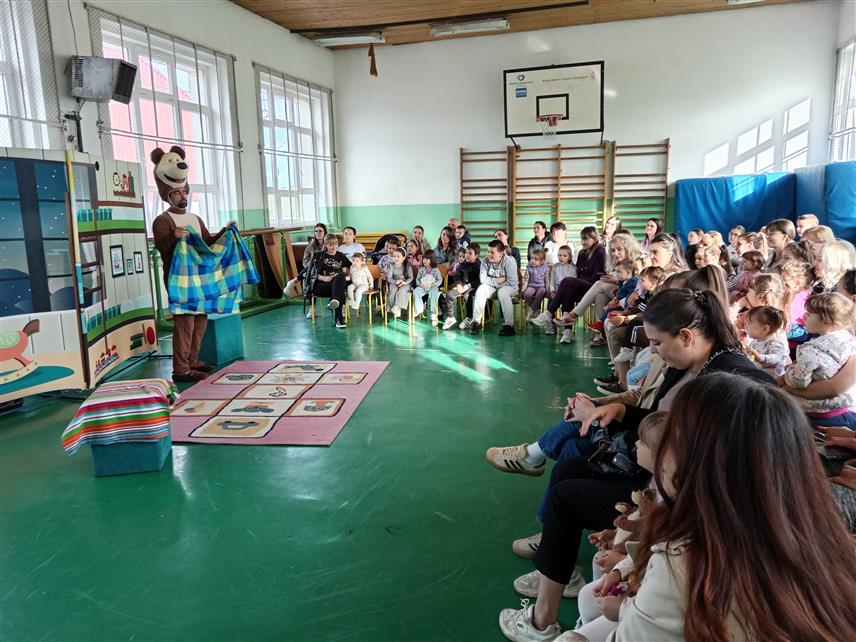 СОКОЛАЦ, 22. МАЈА /СРНА/ - Глумци позориштанца "Маслачак" из Бијељине извели су вечерас на Сокоцу представу "Маша и Меда", која је одушевила малишане.