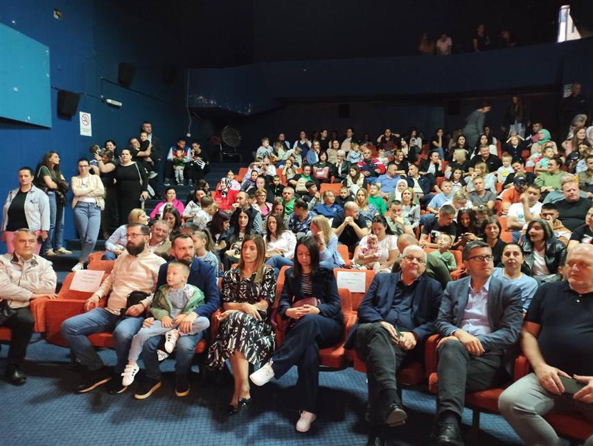 СРЕБРЕНИЦА, 22. МАЈА /СРНА/ - У Сребреници је вечерас, представљањем постигнућа и приредбом малишана из вртића "Полетарац", почела традиционална културно-спортска манифестација "Дани Сребренице".