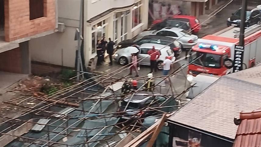 ДОБОЈ, 20. MAJА /СРНА/ - Са једног градилишта у Добоју јак вјетар оборио је скелу на путничко возило и у току је извлачење лица из аутомобила.