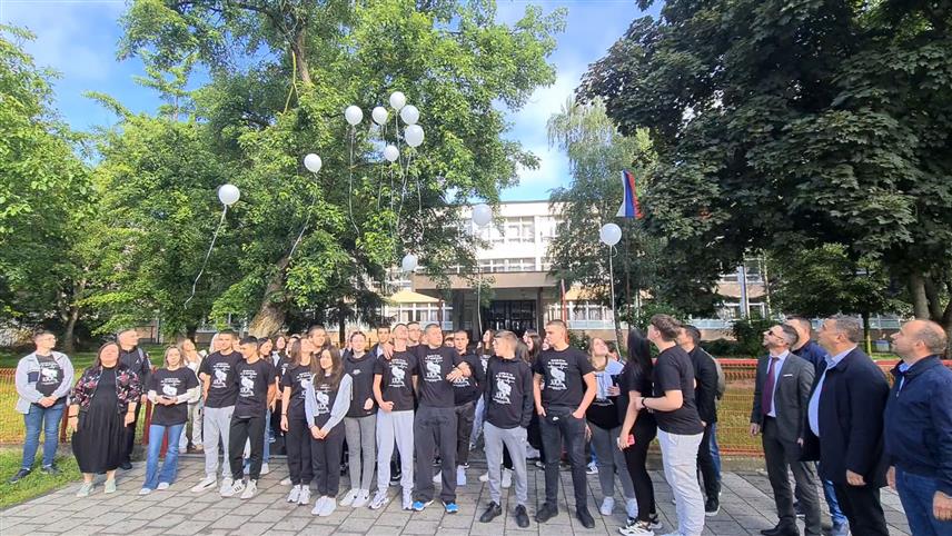 ДОБОЈ, 22. МАЈА /СРНА/ - Ученици првих разреда Угоститељске и трговинске школе из Добоја, њих 55, отпутовали су јутрос у пратњи професора за Бањалуку, гдје ће присуствовати обиљежавању 33 године од смрти 12 бањалучких беба, које су умрле у тадашњем Клиничком центру због неразумијевања свјетских моћника, јер нису дозволили транспорт кисеоника.