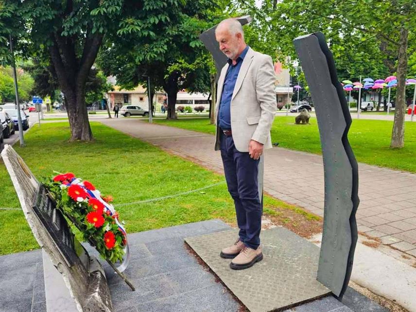 ДОБОЈ, 23. МАЈА /СРНА/ - Предсједник Скупштине града Добој Зоран Благојевић положио је данас вијенац код споменика шесторици португалских војника погинулих током мисије у БиХ.