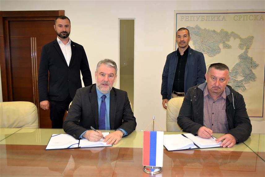 БАЊАЛУКА, 23.МАЈА /СРНА/ - Министар здравља и социјалне заштите Републике Српске Ален Шеранић и Никола Црнчевић у име Синдиката здравства и социјалне заштите Српске потписали су данас у Бањалуци Посебни колективни уговор за запослене у области социјалне заштите Српске на период од три године.