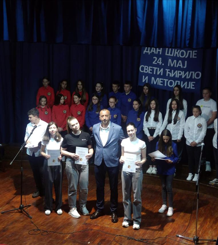 ХАН ПИЈЕСАК, 23. МАЈА /СРНА/ - Наставници, запослени радници и ученици Основне школе "Милан Илић - Чича Шумадијски" прославили су данас приредбом у Дому културе Дан ове установе – празник Светог Кирила и Методија, поносни на постигнуте резултате.