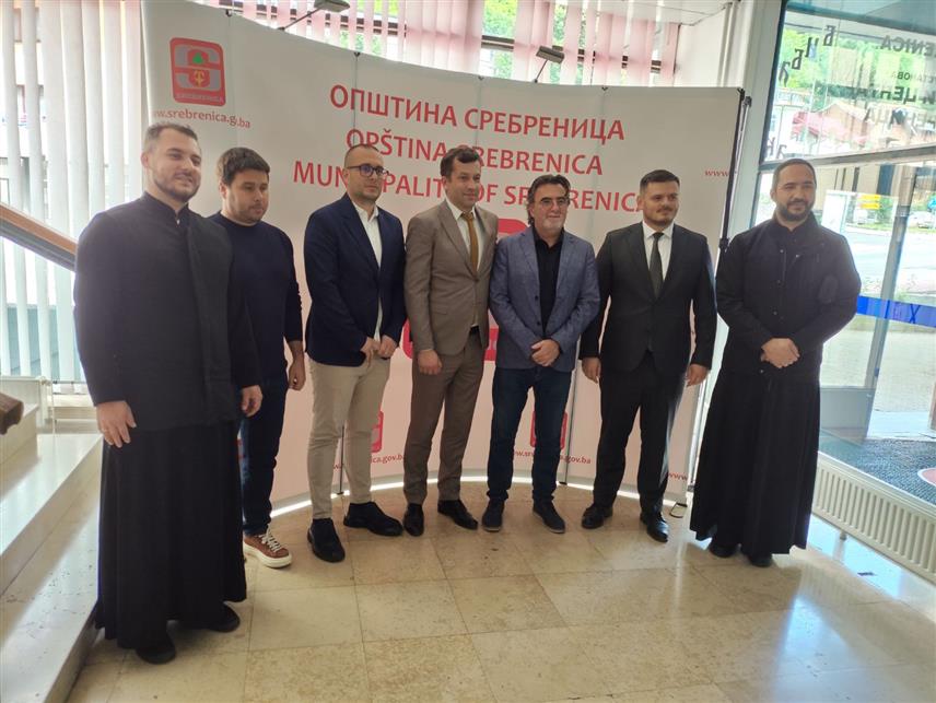 СРЕБРЕНЦА, 23. МАЈА /СРНА/- Директор Фонда за избјегла и расељена лица и сарадњу са Србима у региону Покрајинске владе Војводине Александар Ђедовац потписао је данас у Сребреници уговоре о финансирању пројеката у четири општине у Републици Српској и Илијашу у Федерацији БиХ /ФБиХ/, укупне вриједности 57.000 евра.