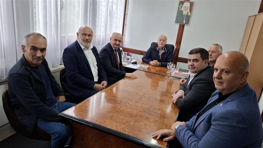 КРУПА НА УНИ, 23. МАЈА /СРНА/ - Министар енергетике и рударства Републике Српске Петар Ђокић је током данашње радне посјете Крупи на Уни разговарао са начелником Гојком Кличковићем.