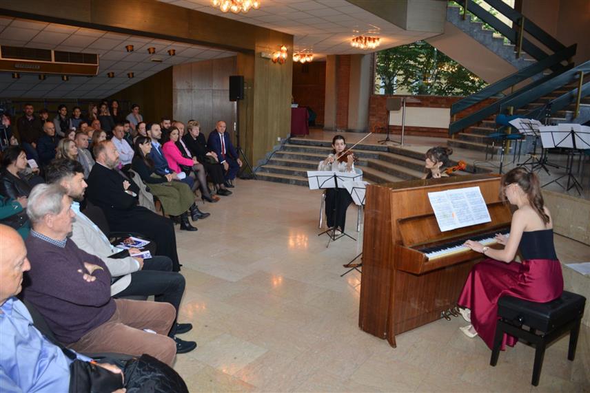 ПРИЈЕДОР, 23. МАЈА /СРНА/ - Поводом 70 година постојања приједорске Музичке школе "Саво Балабан", вечерас је промовисана збирка есеја у којима је приказан рад ове школе у протеклих 10 година и одржан је концерт гитарског триа који чине професори Игор Мотл, Сунчица Тркуља и Драган Маринковић и клавирског триа ученица које су освојиле специјалну награду на претходном републичком такмичењу музичких школа.