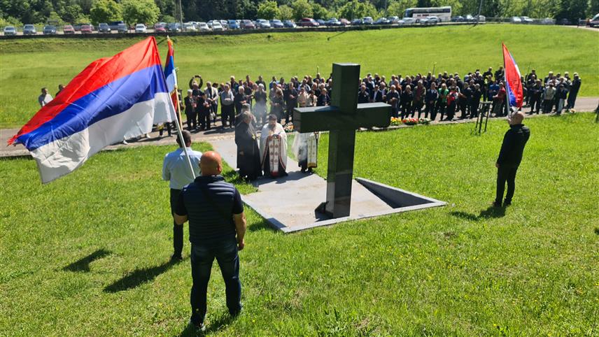 ПЕТРОВО, 24. MАJА /СРНА/ - Друга озренска лака пјешадијска бригада ВРС спријечила је уништење српског становништва и тако испунила приоритетни задатак који није био нимало лак с обзиром на њен стратешки значај у одбрани Озрена од домаћих непријатеља, муџахедина и НАТО-а, истакнуто је на обиљежавању Дана бригаде у Петрову.	