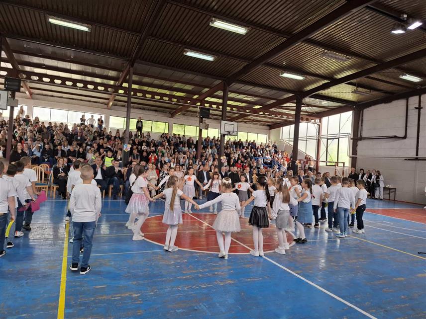 ВИШЕГРАД, 24. МАЈА /СРНА/ - Ученици и наставници Основне школе "Вук Караџић" у Вишеграду обиљежили су данас Дан школе и празник Светих Ћирила и Методија.