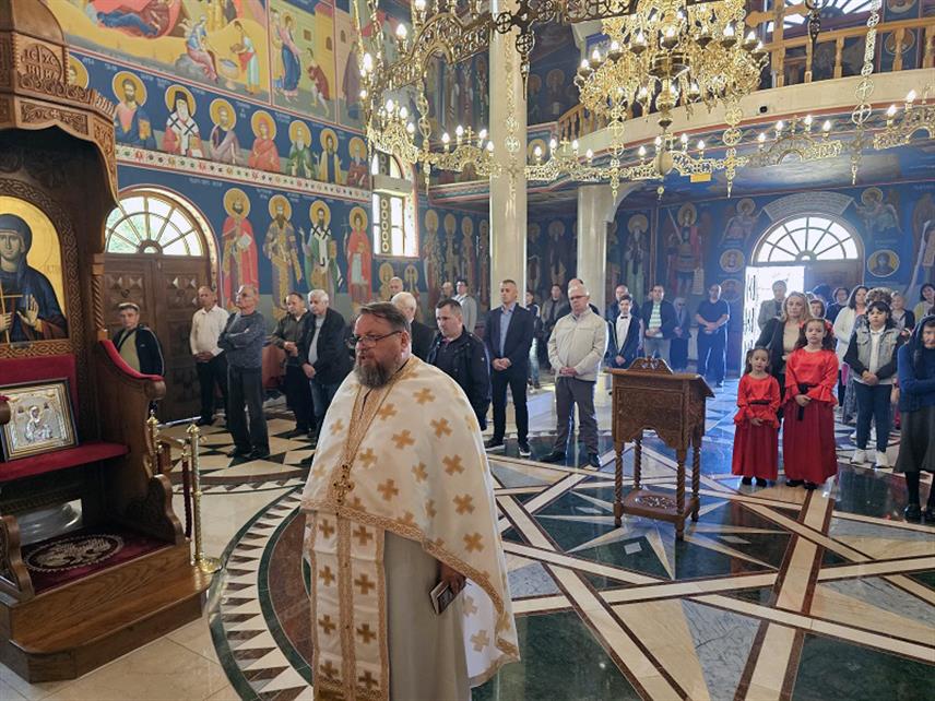 УГЉЕВИК, 24. МАЈА /СРНА/ - У Храму Преподобне мати Параскеве у Угљевику данас је служена литургија и одржана духовна академија у храмовној порти у част Светих Ћирила и Методија, твораца првог словенског писма - глагољице.	
