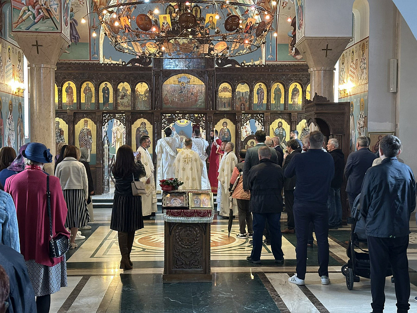ИСТОЧНО САРАЈЕВО, 24. МАЈА /СРНА/ - Поводом славе Универзитета у Храму Светог Василија Острошког на Вељинама служена је литургија.