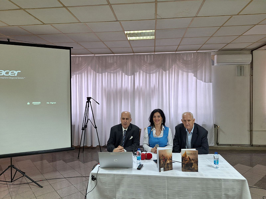 ШАМАЦ, 24. МАЈА /СРНА/ - Књига "Стари српски трговци у Босанском Шамцу" аутора Никше Незировића промовисана је вечерас у Шамцу као круна дугогодишњег рада и истраживања које је започело 2003. године.