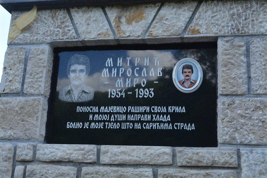 ЛОПАРЕ, 24. МАЈА /СРНА/ - У селу Бријест на Мајевици откривена је и освештана спомен-плоча капетану Мирославу Митрићу, погинулом команданту Трећег батаљона Друге мајевичке бригаде Војске Републике Српске.	