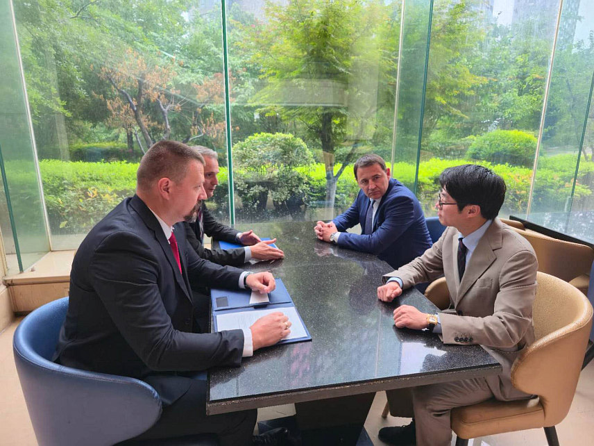 ШАНГАЈ, 25. МАЈА /СРНА/ - Кинески привредник Јунан Чај започиње пословање у Републици Српској чија би фирма, као представник "БГИ" компаније, требало да буде прва лабораторија у Српској за различита медицинска истраживања, попут пренаталних тестова и испитивања разних врста карцинома.	
