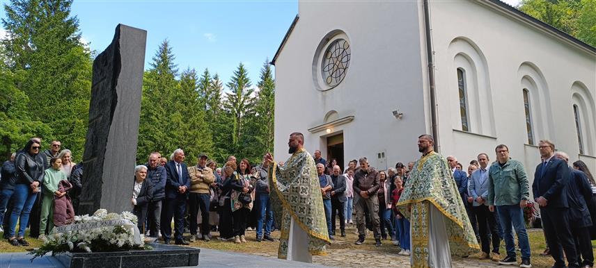 БРАДИНА, 25. МАЈА /СРНА/ - Српским цивилима, убијеним у нападу бошњачких и хрватских снага на Брадину, данас је служен парастос у порти храма у том мјесту, гдје је била масовна гробница, а потом је на спомен-плочу положено цвијеће поводом 33 године од тог свирепог злочина.	
