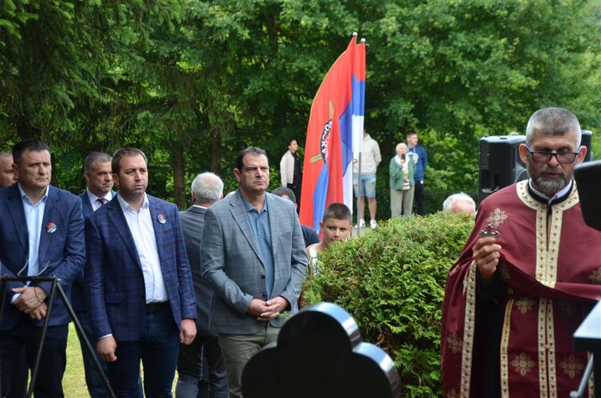 БАЊАЛУКА, 25. МАЈА /СРНА/ - Предсједник Социјалистичке партије Српске /СПС/ Горан Селак одао је почаст генералу Талићу у његовој родној Пискавици код Бањалуке, гдје су данас обиљежене 22 године од смрти некадашњег начелника Главног штаба Војске Републике Српске и команданта Првог крајишког корпуса.