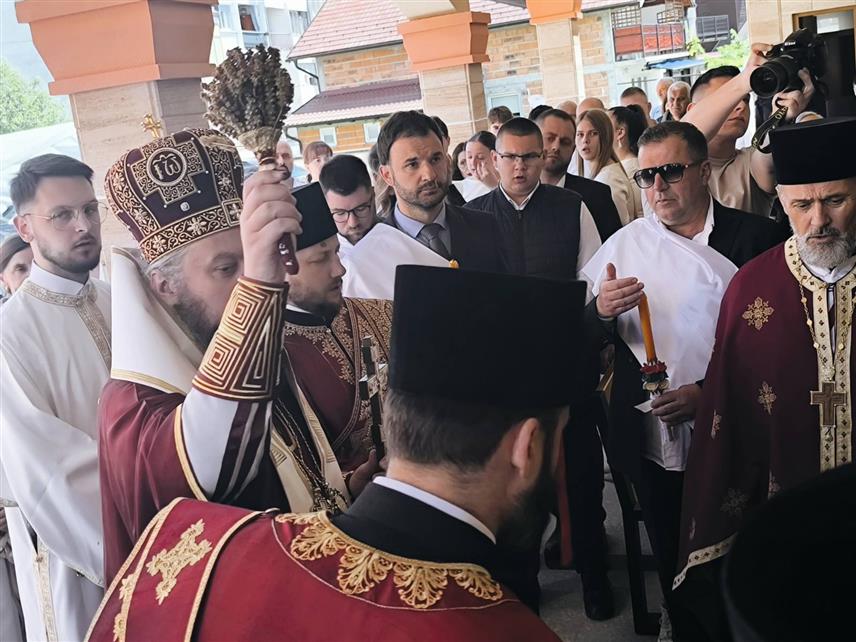 ПРИЈЕДОР, 25. МАЈА / СРНА/ - Епископ марчански Сава данас је освештао новоизграђени парохијски центар у порти Цркве Свете Тројице у Приједору.	