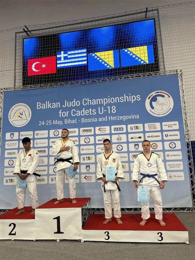 СОКОЛАЦ, 25. МАЈА /СРНА / - Члан Џудо-клуба "Олимпик" са Сокоца Лазар Војиновић освојио је данас бронзану медаљу на Балканском џудо-шампионату за кадете до 18 година у Бихаћу, изјавио је Срни тренер Милорад Ђуровић.