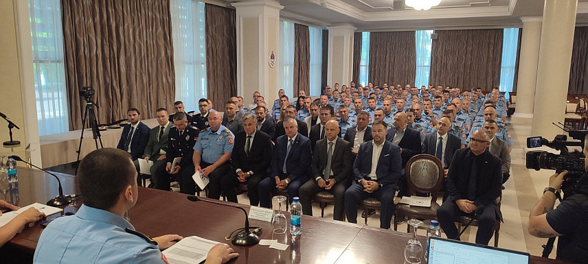 БАЊАЛУКА, 26. МАЈА /СРНА/ - Округли сто о безбједности саобраћаја на путевима у Српској, у организацији Министарства унутрашњих послова /МУП/ Републике Српске у Бањалуци, а присуствују му предсједник Владе Српске Радован Вишковић, ресорни министар Синиша Каран и директор Полиције Српске Синиша Кострешевић.