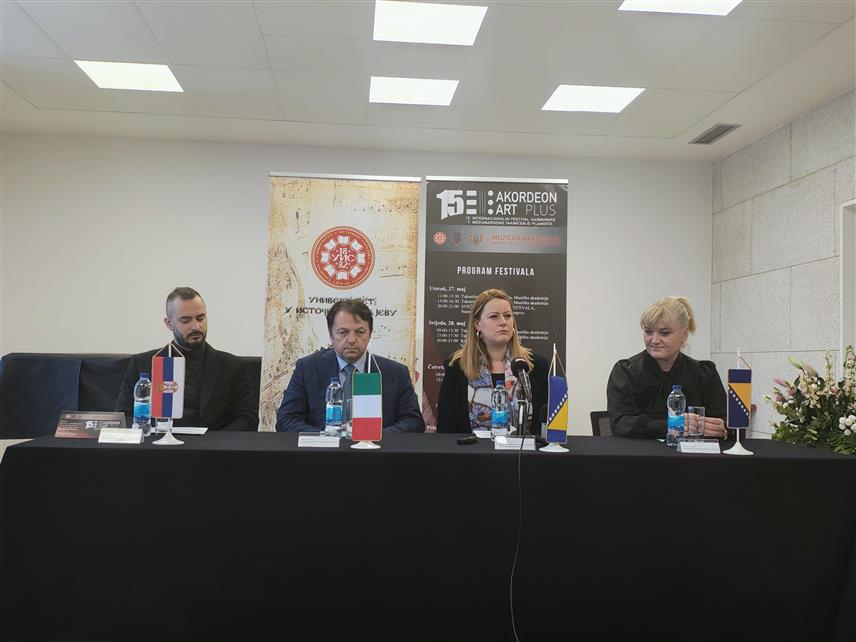 ИСТОЧНО САРАЈЕВО, 26. МАЈА /СРНА/ - Предсједник Интернационалног фестивала хармонике "Акордеон арт плус" Маја Жужа, руководилац Катедре за хармонику Музичке академије Универзитета у Источном Сарајеву Данијела Газдић, продекан за умјетнички и научноистраживачки рад Музичке академије Универзитета у Источном Сарајеву Марко Стојановић и предсједник Свјетске асоцијације акордеониста Мирко Патарини на конференцији за новинаре.